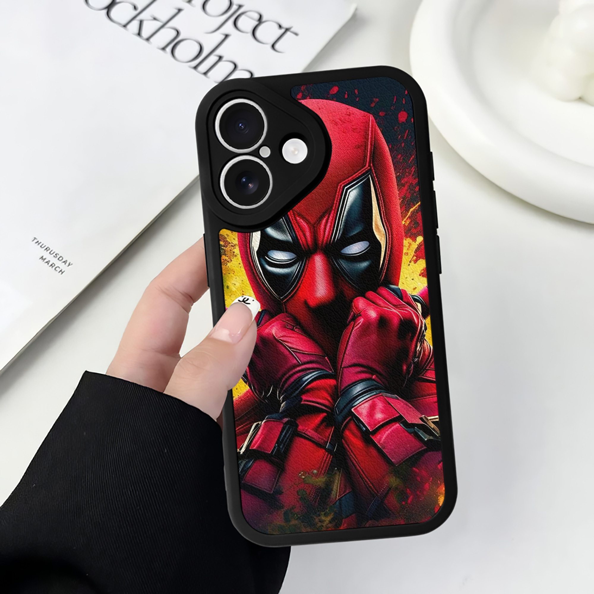 （画像用） Deadpool デッドプール 【iPhone 16シリーズ対応】シリコンスマホケース（レザー調） 材質：シリコン